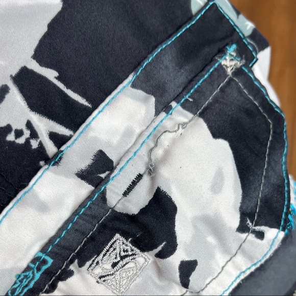 Quicksilver board shorts size 28 - Picture 5 of 6